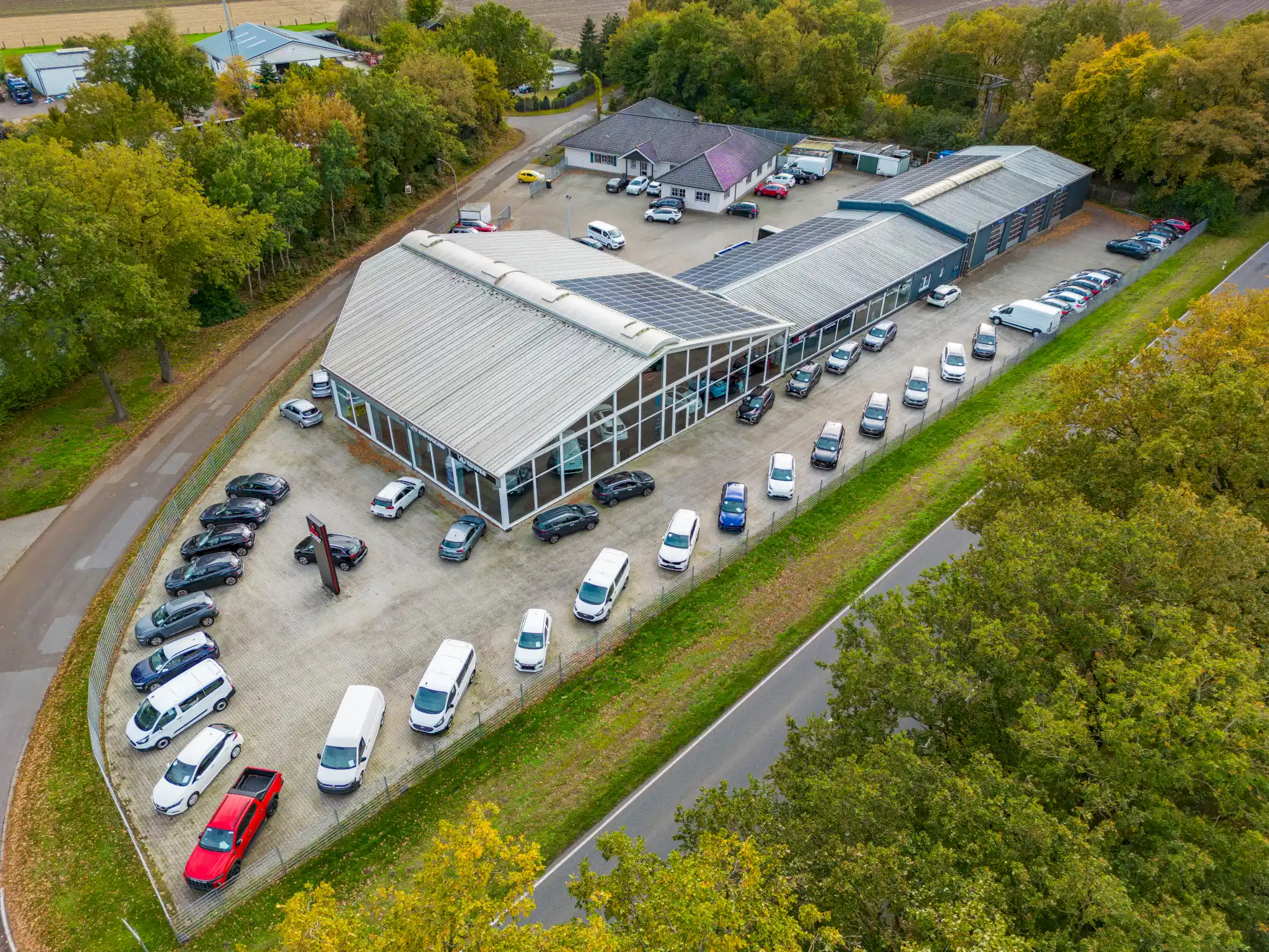 Auto-Center Schmidt aus der Vogelperspektive am Hauptstandort in Andervenne